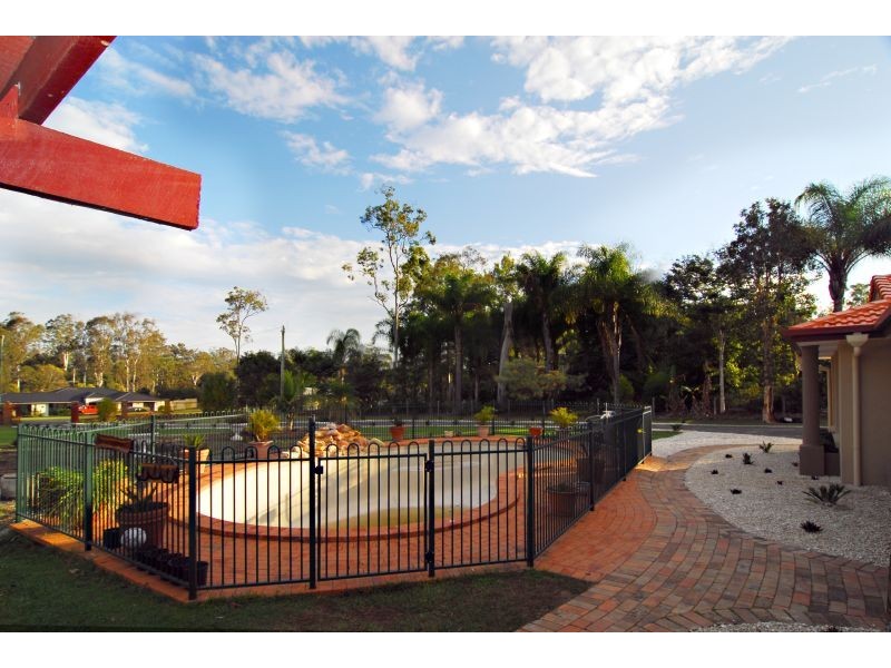 141 Merluna Rd, Park Ridge South QLD 4125