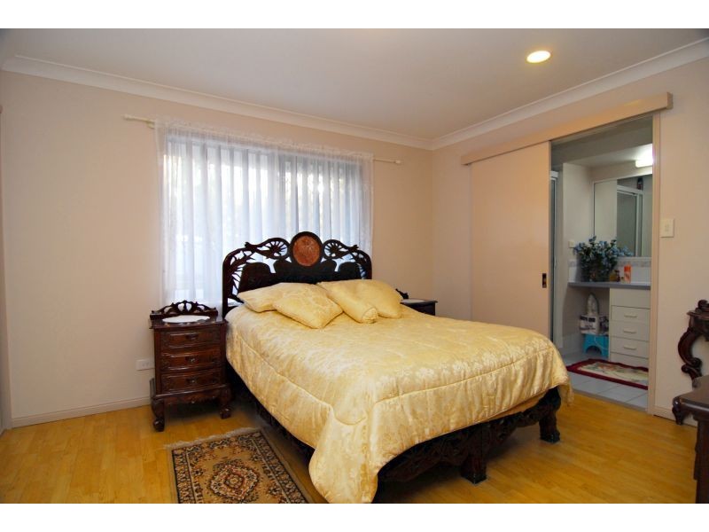 141 Merluna Rd, Park Ridge South QLD 4125