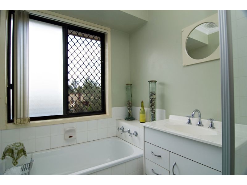 37 Parkroyal Crescent, Regents Park QLD 4118