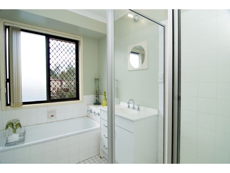 37 Parkroyal Crescent, Regents Park QLD 4118