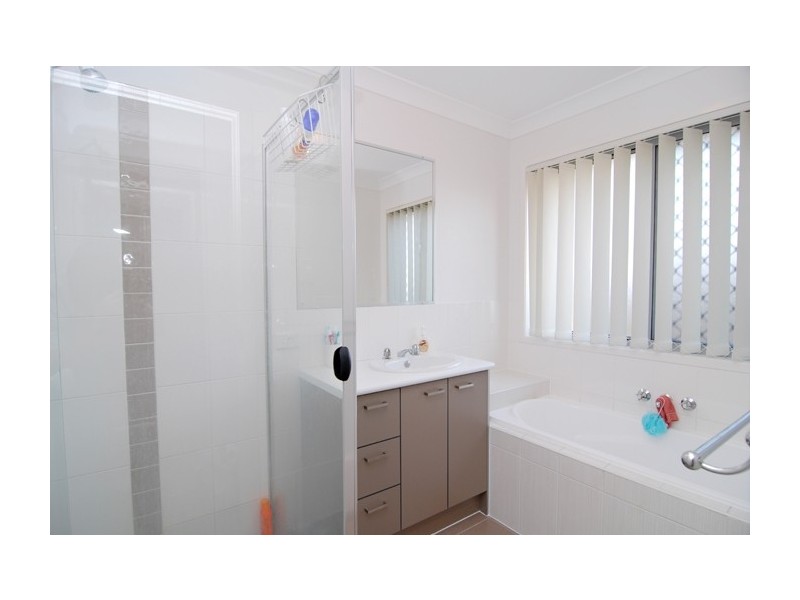 12 Sunrise Crescent, Regents Park QLD 4118