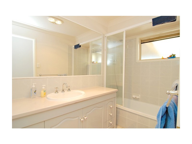 10 Beaufortia Court, Regents Park QLD 4118