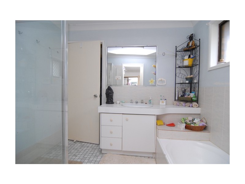 6 Cresthill Avenue, Regents Park QLD 4118