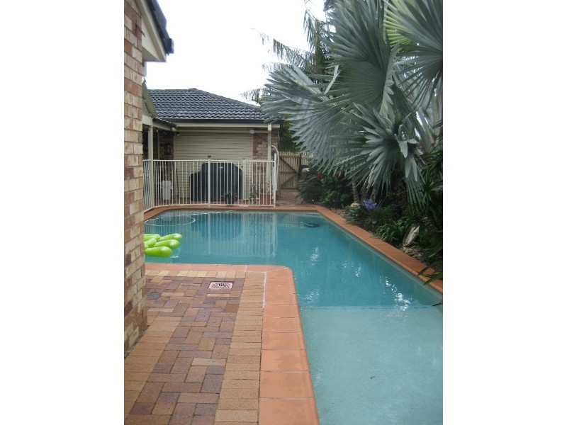 8 Gleditsia Close, Regents Park QLD 4118