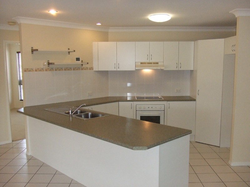 4 Vista Court, Regents Park QLD 4118