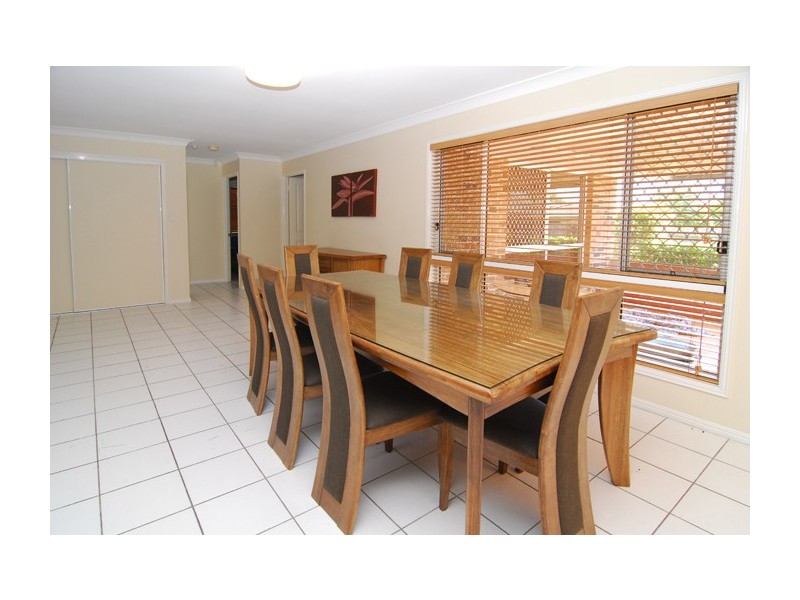 4 Vista Court, Regents Park QLD 4118