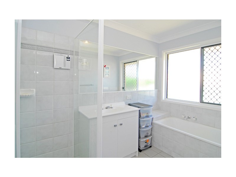 4 Vista Court, Regents Park QLD 4118