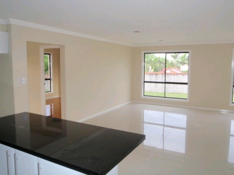 2 Leis Way, Regents Park QLD 4118
