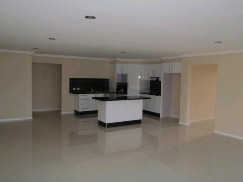 2 Leis Way, Regents Park QLD 4118