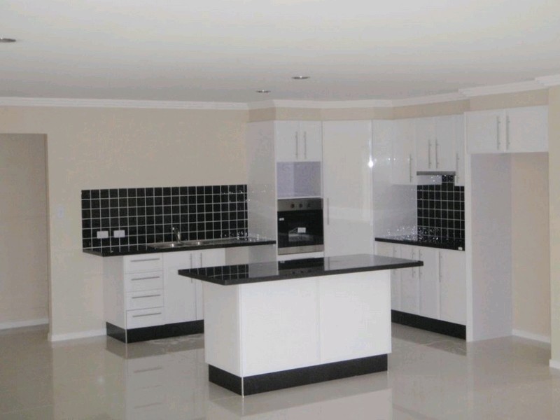2 Leis Way, Regents Park QLD 4118