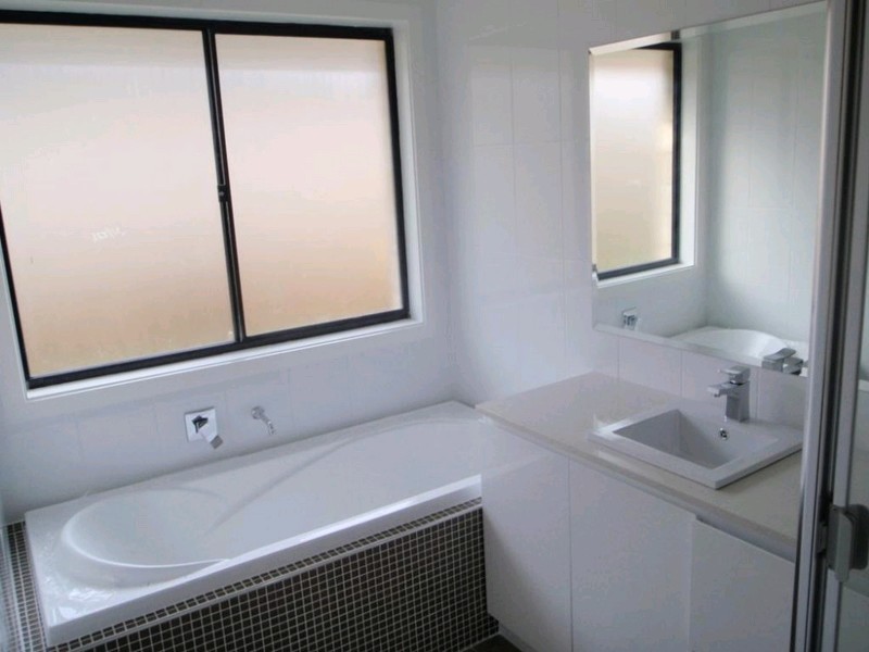 2 Leis Way, Regents Park QLD 4118
