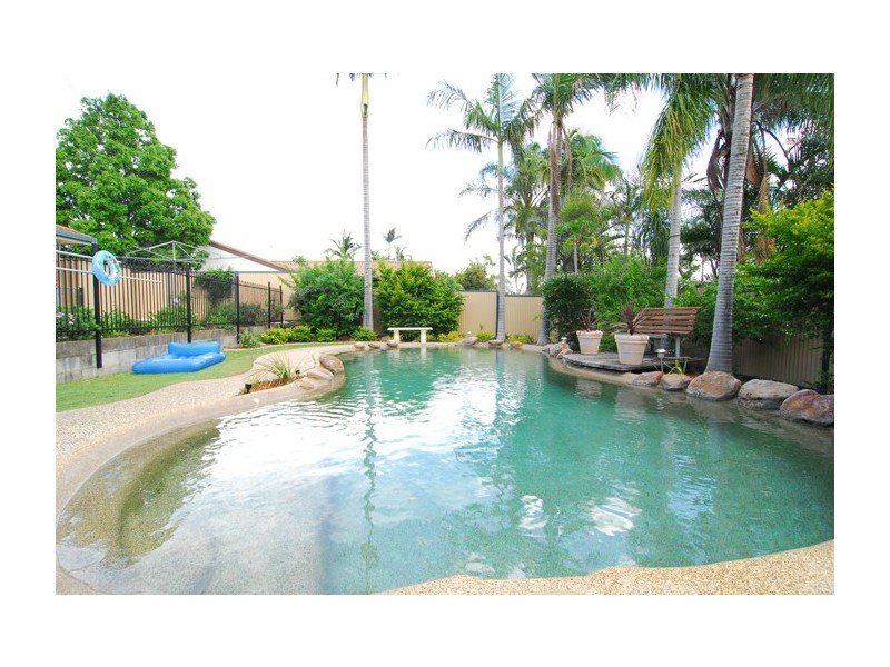 13 Newburn St, Hillcrest QLD 4118