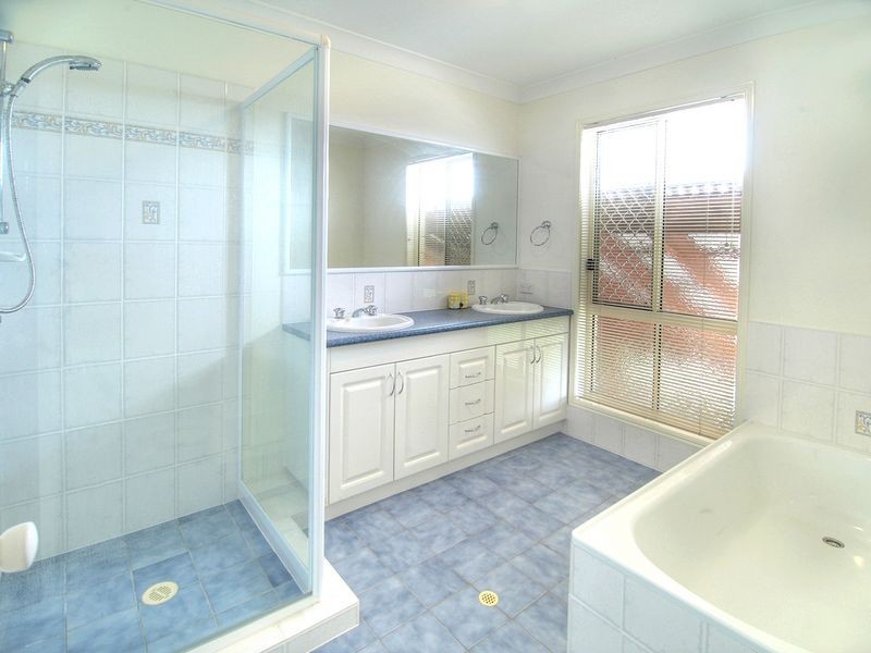 8 Hamersley Place, Parkinson QLD 4115