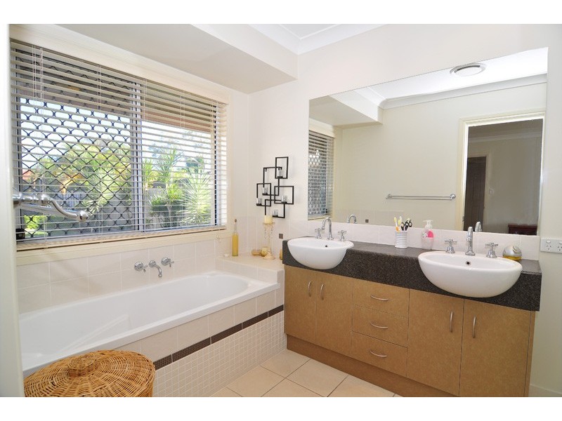 15 Tarra Place, Parkinson QLD 4115