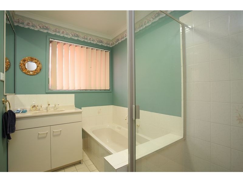 4 Eli Court, Hillcrest QLD 4118