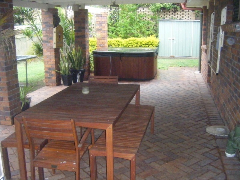 16 Silvertop Street, Hillcrest QLD 4118