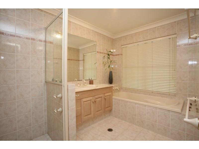 25 Poinsettia Crescent, Calamvale QLD 4116