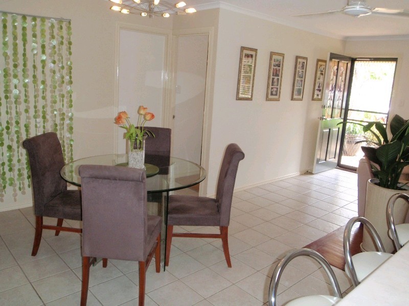 10 Bottlebrush Drive, Regents Park QLD 4118