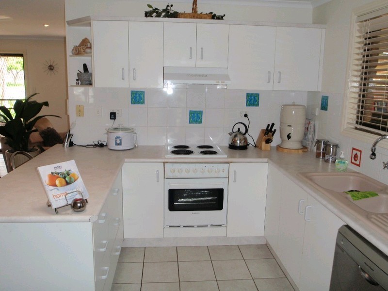 10 Bottlebrush Drive, Regents Park QLD 4118