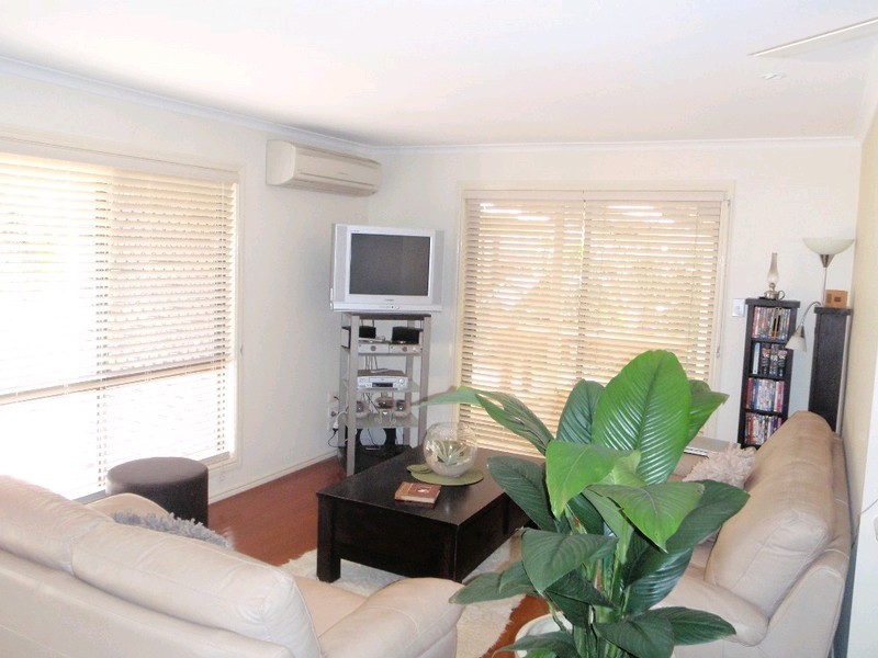 10 Bottlebrush Drive, Regents Park QLD 4118