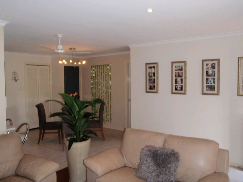 10 Bottlebrush Drive, Regents Park QLD 4118