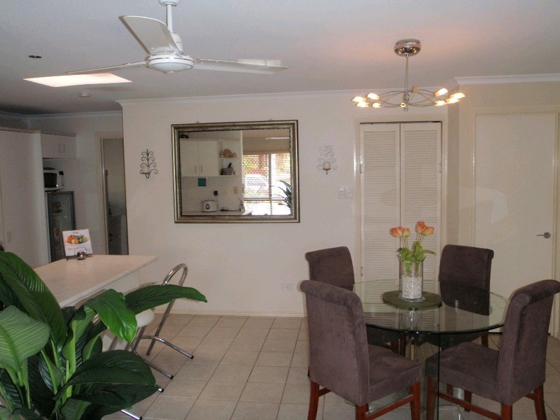 10 Bottlebrush Drive, Regents Park QLD 4118