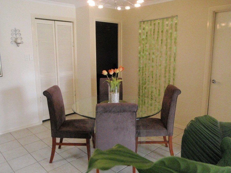 10 Bottlebrush Drive, Regents Park QLD 4118