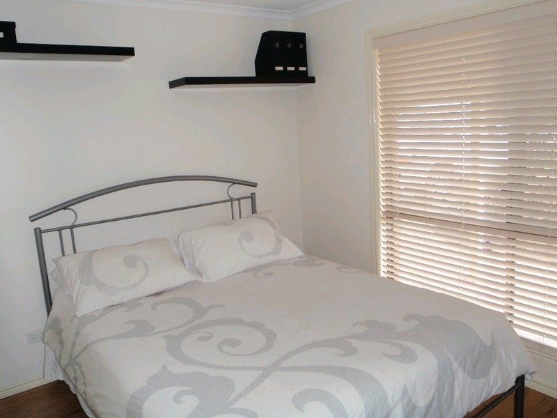10 Bottlebrush Drive, Regents Park QLD 4118