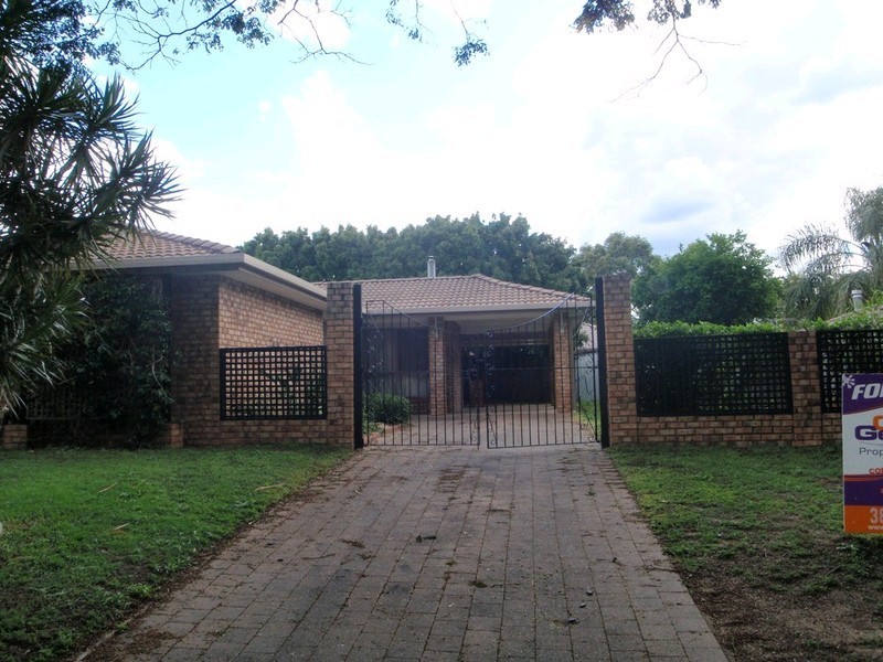 12 Federation Drive, Hillcrest QLD 4118