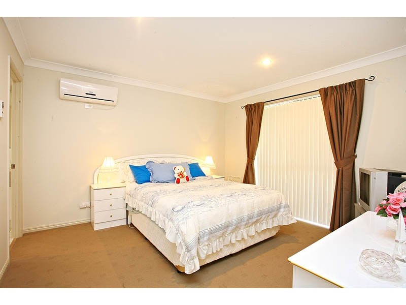 16 Paul Drive, Regents Park QLD 4118