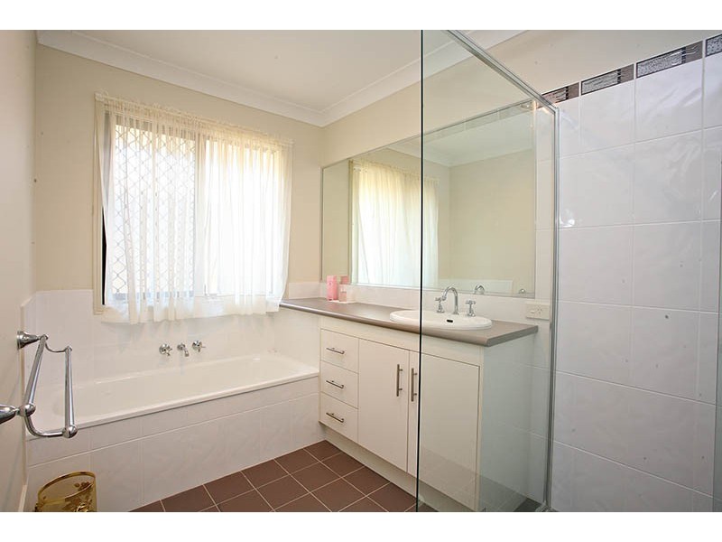 16 Paul Drive, Regents Park QLD 4118