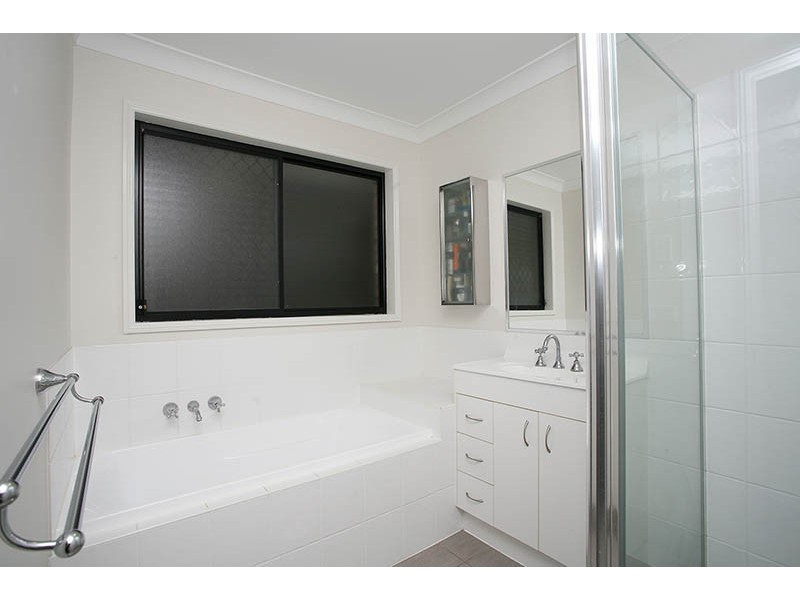 1 Zoe Place, Hillcrest QLD 4118