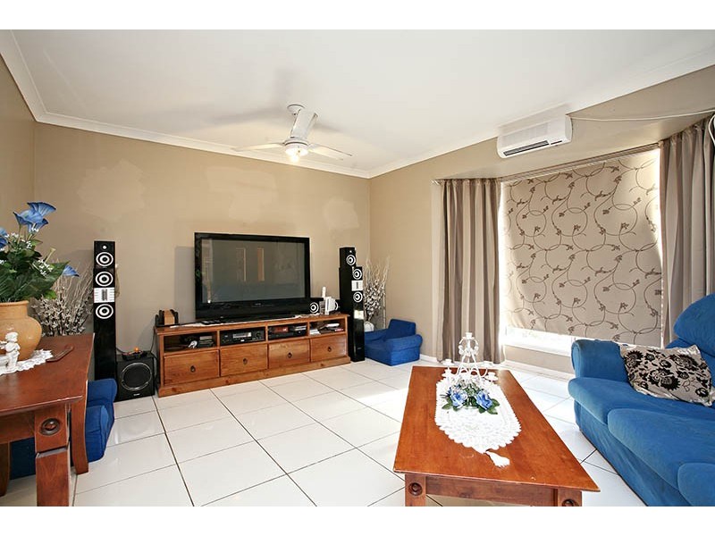 8 Barron Crt, Hillcrest QLD 4118