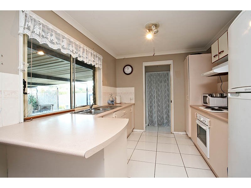 8 Barron Crt, Hillcrest QLD 4118