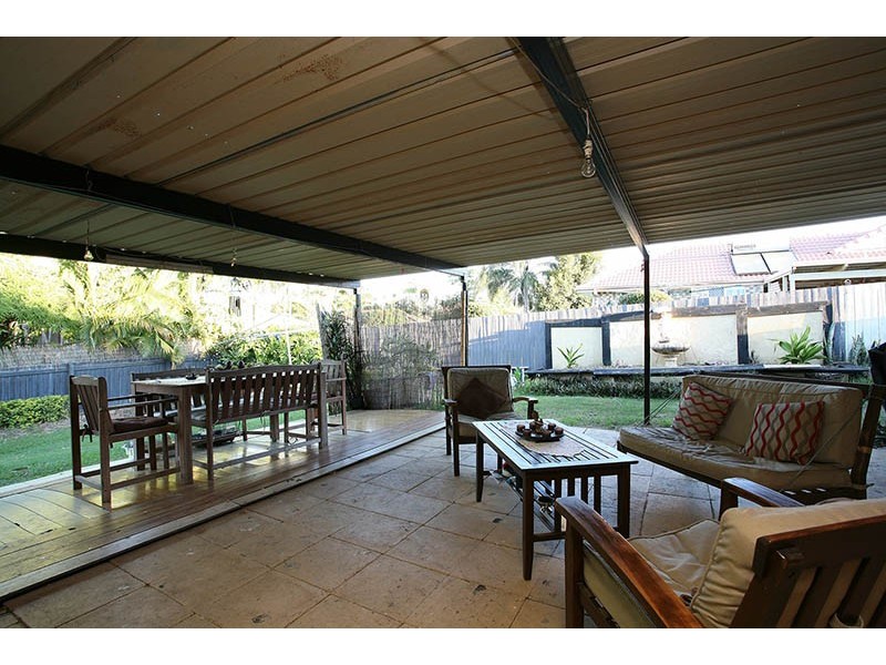 8 Barron Crt, Hillcrest QLD 4118