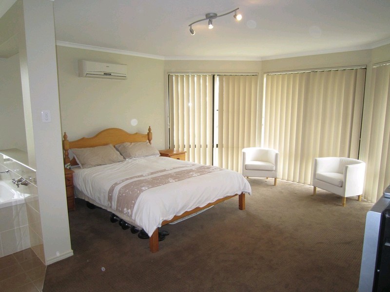 121 Bayley Road, Pine Mountain QLD 4306