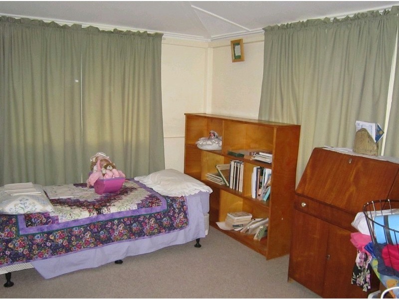 32 Thompson Street, Silkstone QLD 4304