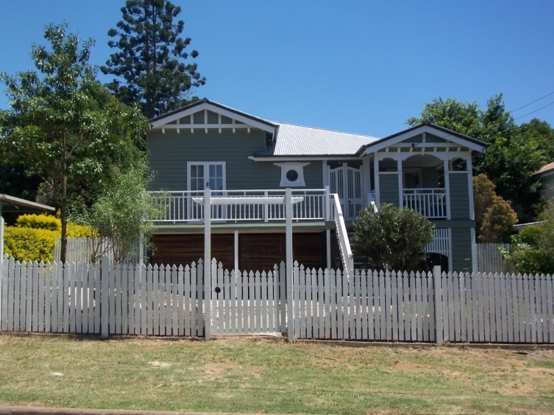 11 Easton Street, Newtown QLD 4305