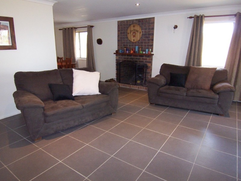 32  Caledonian Road, Thagoona QLD 4306