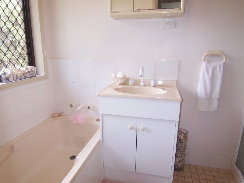 2 Palm Avenue, Raceview QLD 4305