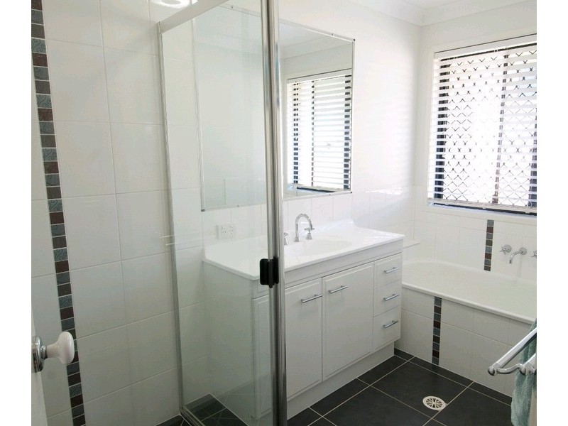 8 Truscot Court, Fernvale QLD 4306
