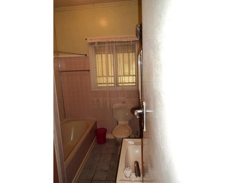 4 Phyllis Street, Eastern Heights QLD 4305