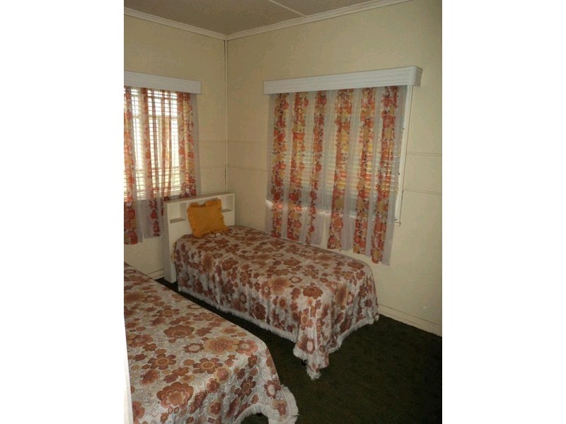 4 Phyllis Street, Eastern Heights QLD 4305