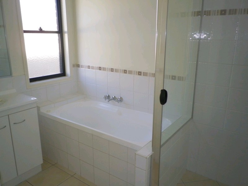 11 Anna Drive, Raceview QLD 4305