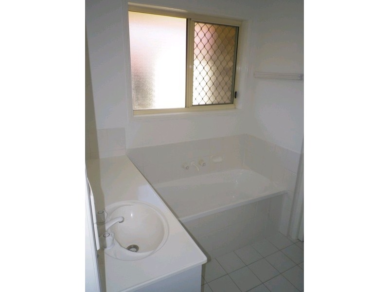 2/8 Hanlon Court, Collingwood Park QLD 4301