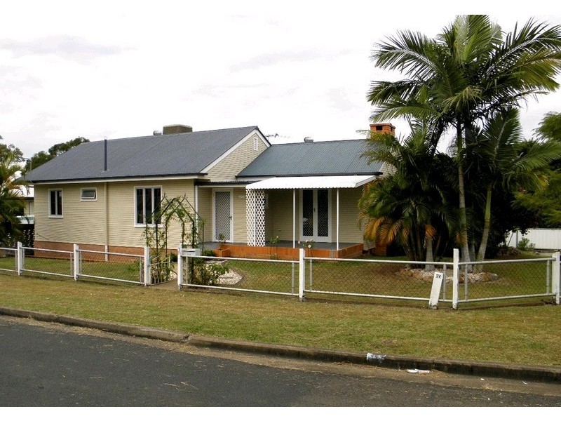 8a Gledson Street, North Booval QLD 4304
