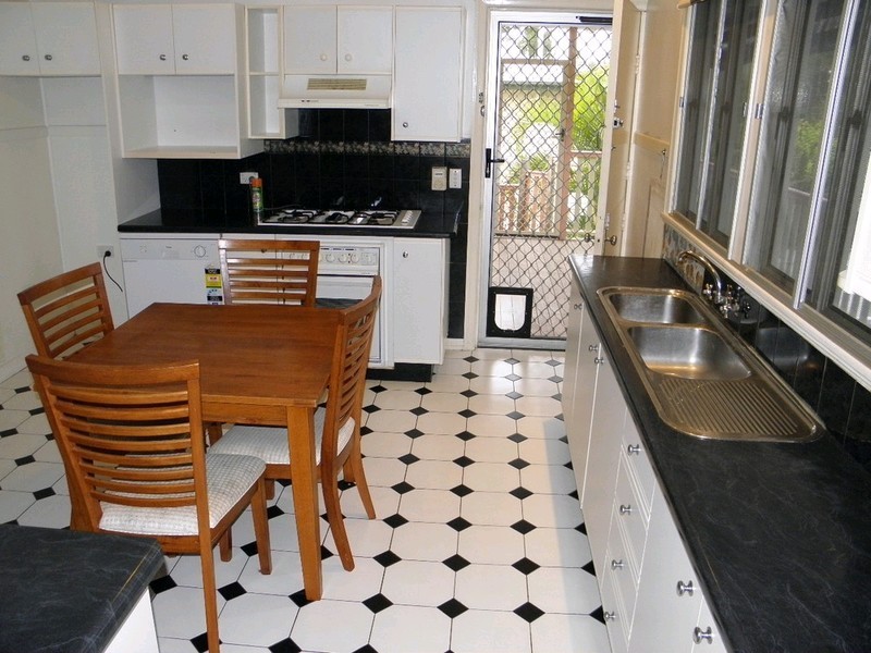 8a Gledson Street, North Booval QLD 4304