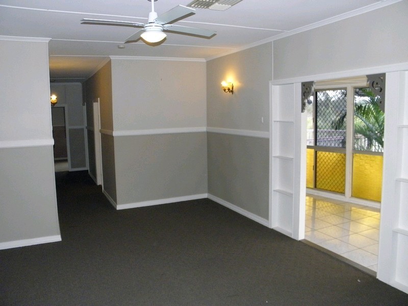 8a Gledson Street, North Booval QLD 4304