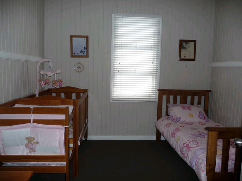 6 Advance Street, Newtown QLD 4305