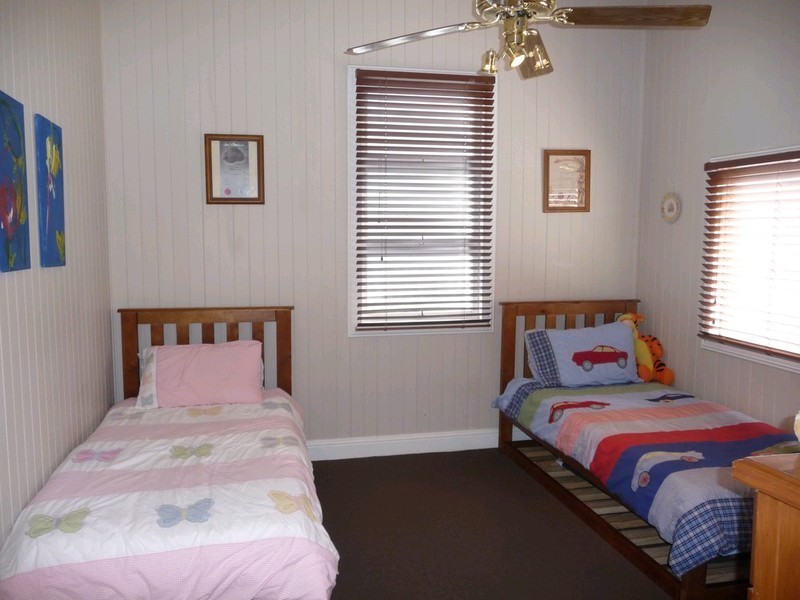 6 Advance Street, Newtown QLD 4305